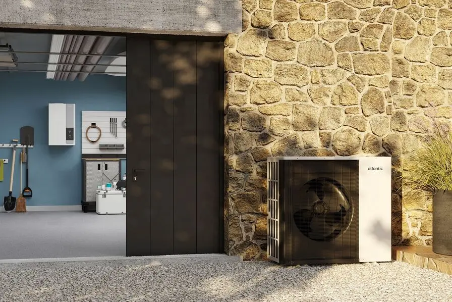 Pompe à chaleur air/eau bi-bloc avec une unité extérieure et intérieure, installée par Activ & Co.
