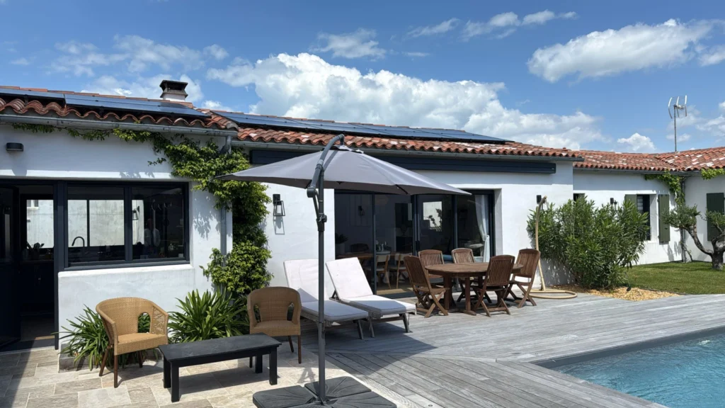 Installation de panneaux photovoltaïques sur une toiture pour une production d'énergie solaire durable et une meilleure efficacité énergétique.