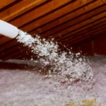 Soufflage de ouate de cellulose pour une isolation thermique performante, améliorant l'efficacité énergétique du bâtiment.
