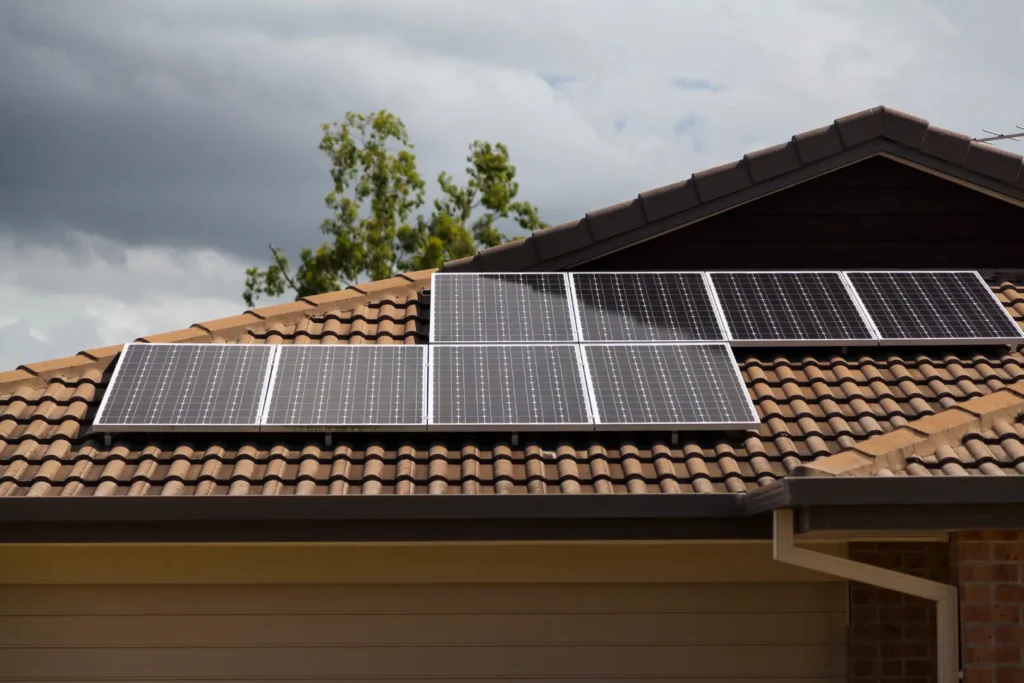Toiture équipée de panneaux solaires, solution d’autoconsommation pour maison en Charente-Maritime, Vendée et Deux-Sèvres