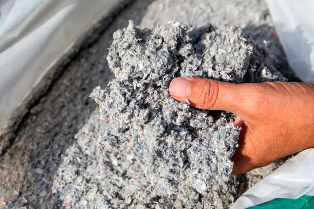 Soufflage de ouate de cellulose pour une isolation thermique performante, améliorant l'efficacité énergétique du bâtiment.