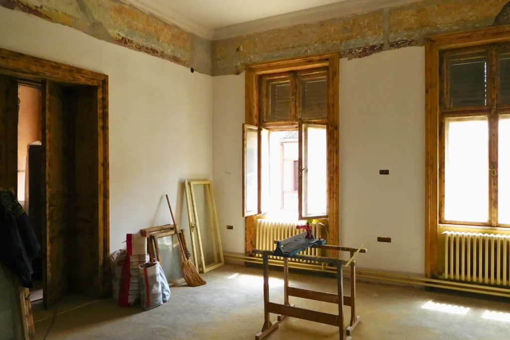 Pièce en cours de rénovation énergétique complète : isolation, fenêtres, murs et sols