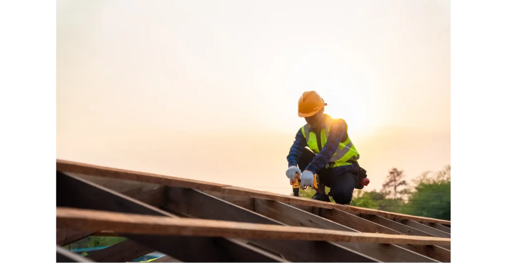Rénovation de toiture en tuiles par un couvreur professionnel — remplacement de couverture et isolation du toit dans une maison en Charente-Maritime.