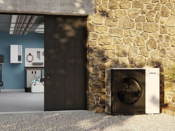 Pompe à chaleur air/eau bi-bloc avec une unité extérieure et intérieure, installée par Activ & Co.