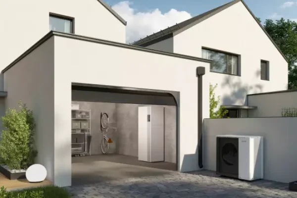 Pompe à chaleur air/eau monobloc compacte, installée dans une maison par Activ & Co.