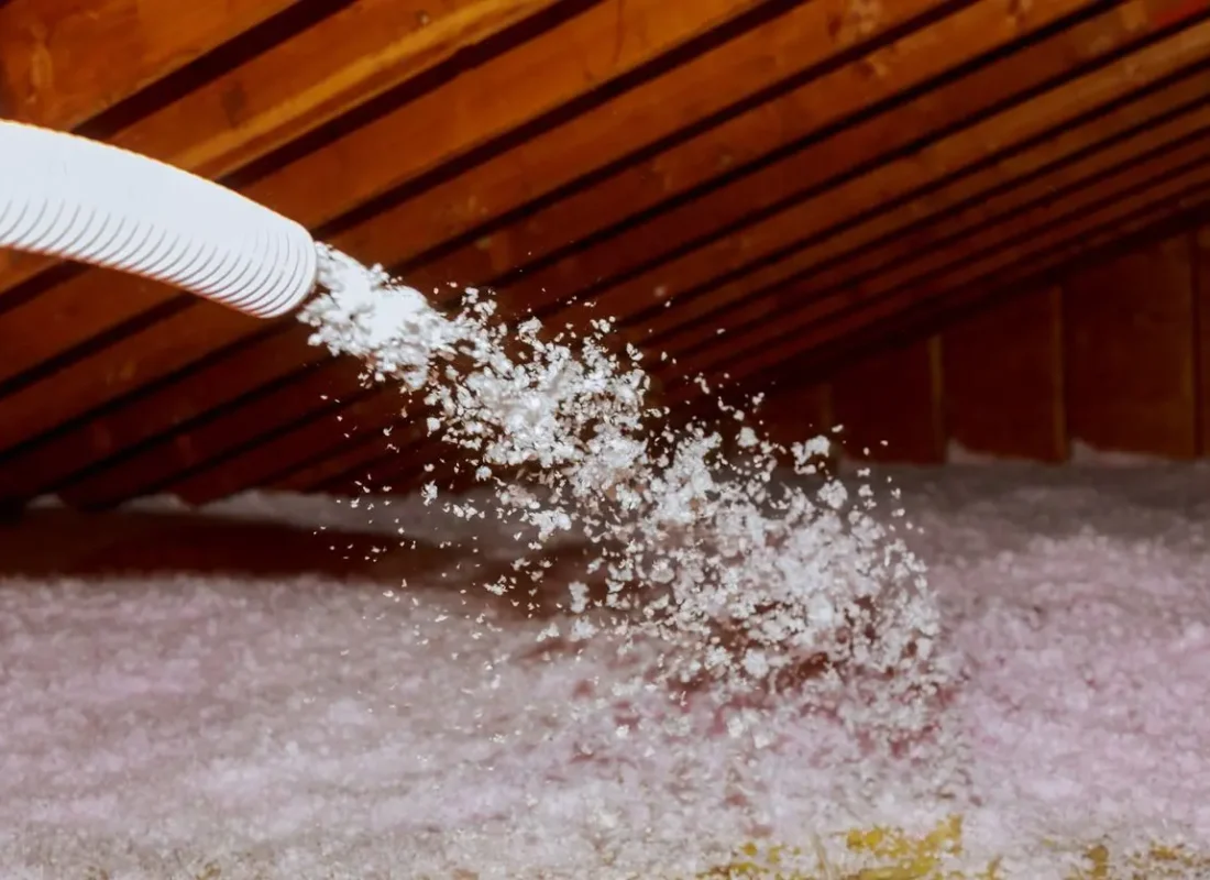 Soufflage de ouate de cellulose pour une isolation thermique performante, améliorant l'efficacité énergétique du bâtiment.